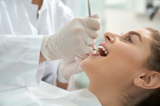 stomatolog ogląda zęby